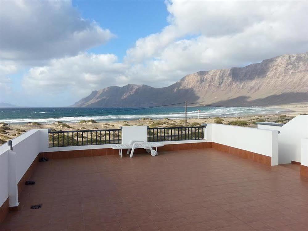 Red Star Surf & Yoga Camp Lanzarote Hostel Фамара Екстериор снимка